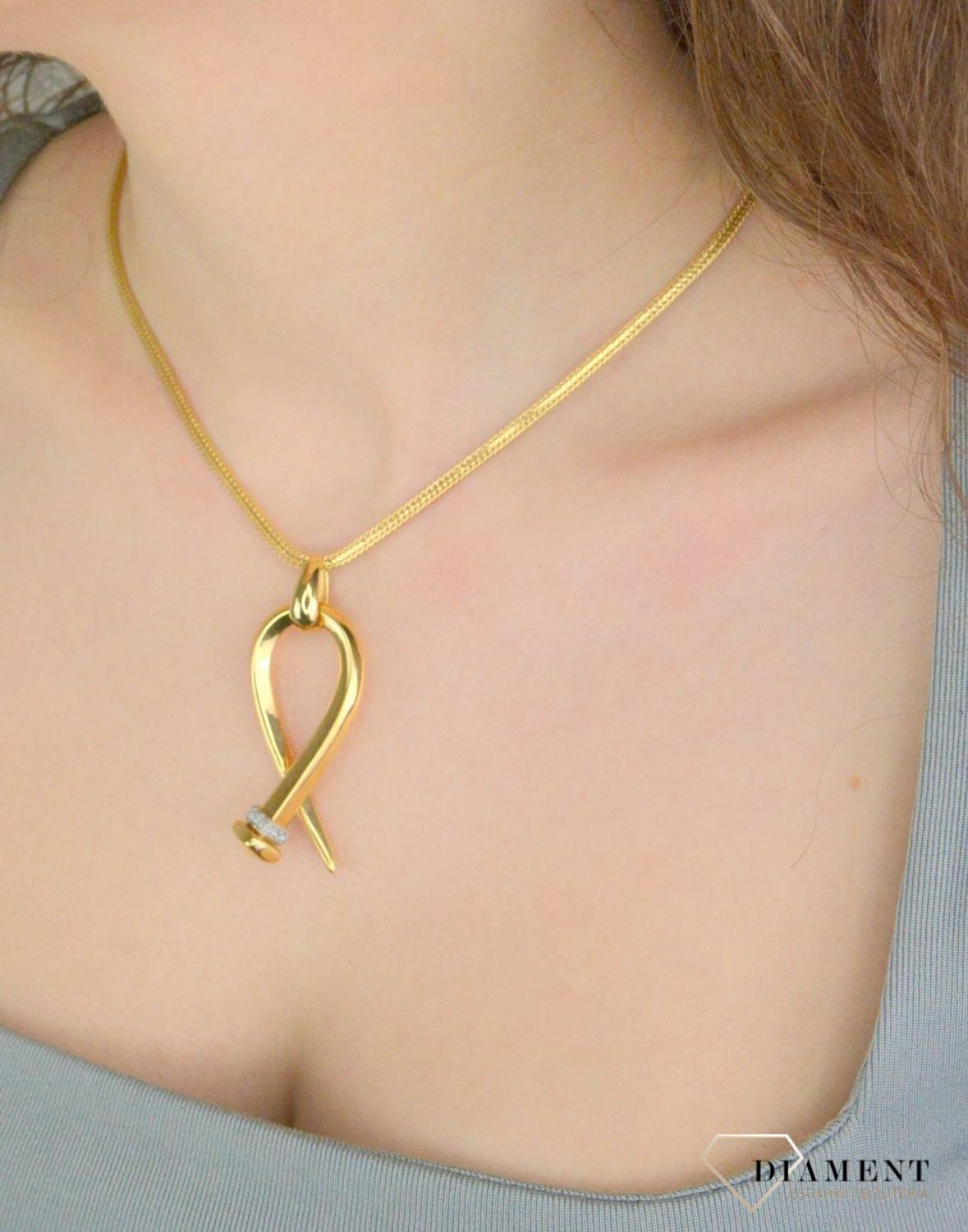 Złota zawieszka z cyrkonią próba 585, KO 781 585 ZAW. Złote zawieszki to wspaniały podarunek dla każdej eleganckiej kobiety. Zawieszka złota posiada kolczyki do kompletu. Zawieszka ze złota to doskonały pomysł na prezent.12.jpg